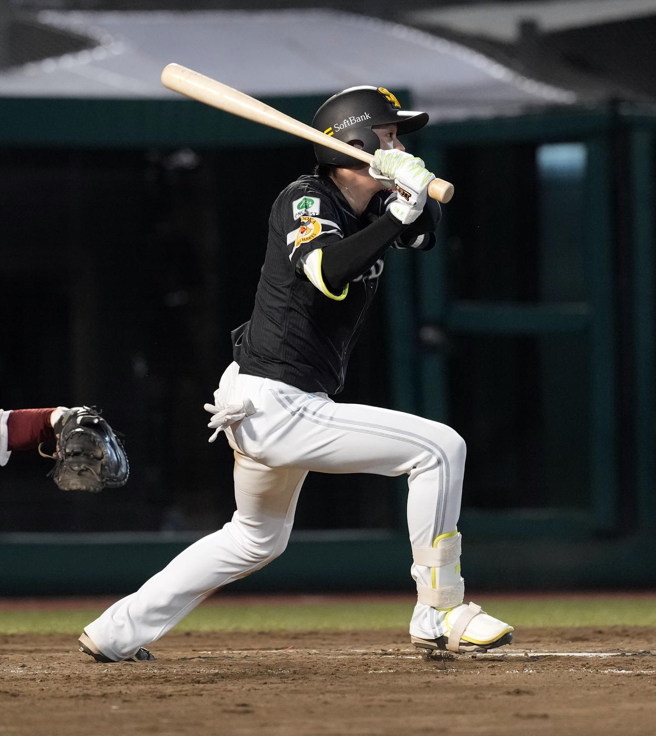 楽天対ソフトバンク　4回表ソフトバンク1死二、三塁、中前適時打を放つ川瀬（撮影・たえ見朱実）