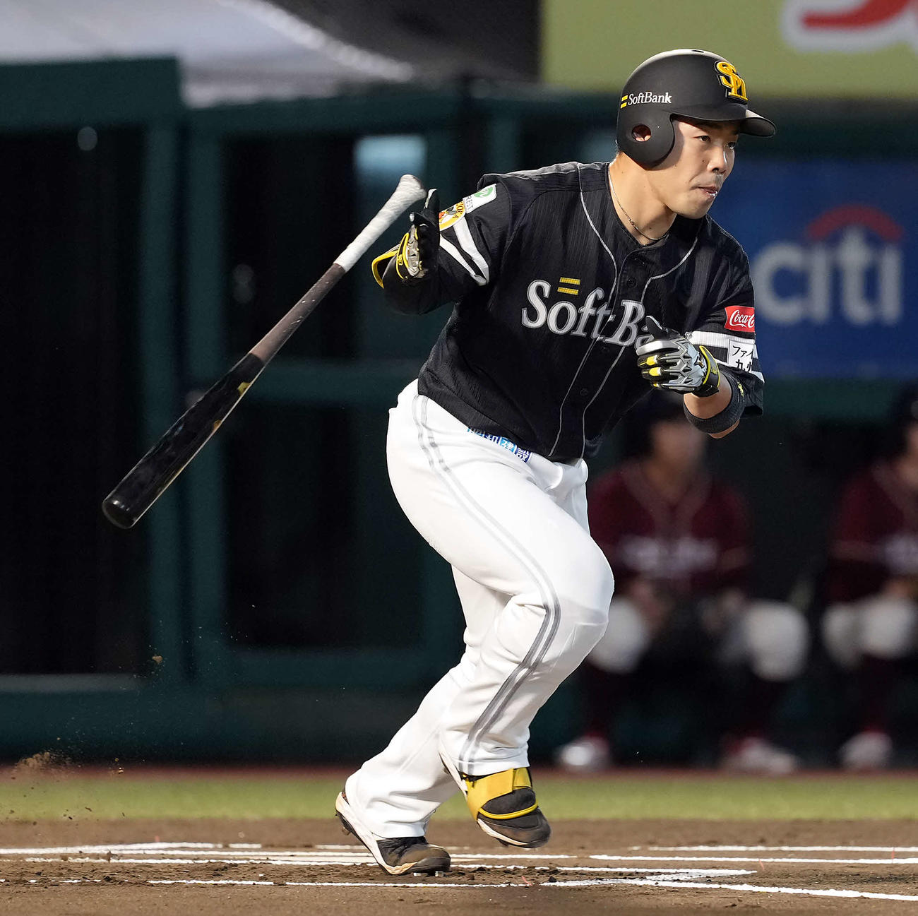楽天対ソフトバンク　1回表ソフトバンク無死二塁、右前打を放つ近藤（撮影・たえ見朱実）