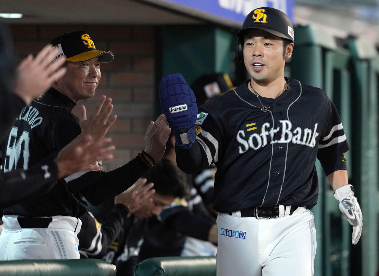 楽天対ソフトバンク　1回表ソフトバンク1死二、三塁、柳町の左犠飛で生還する近藤。左か小久保監督（撮影・たえ見朱実）