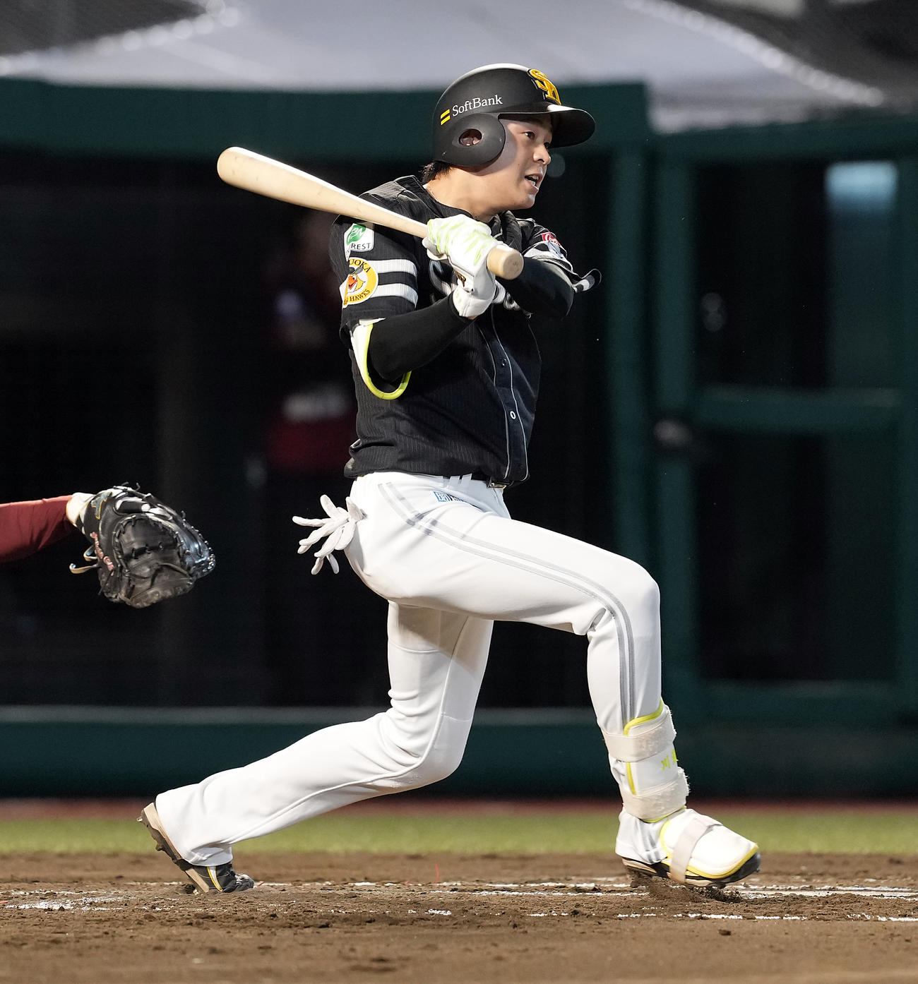 楽天対ソフトバンク　2回表ソフトバンク1死三塁、右前適時打を放つ川瀬（撮影・たえ見朱実）