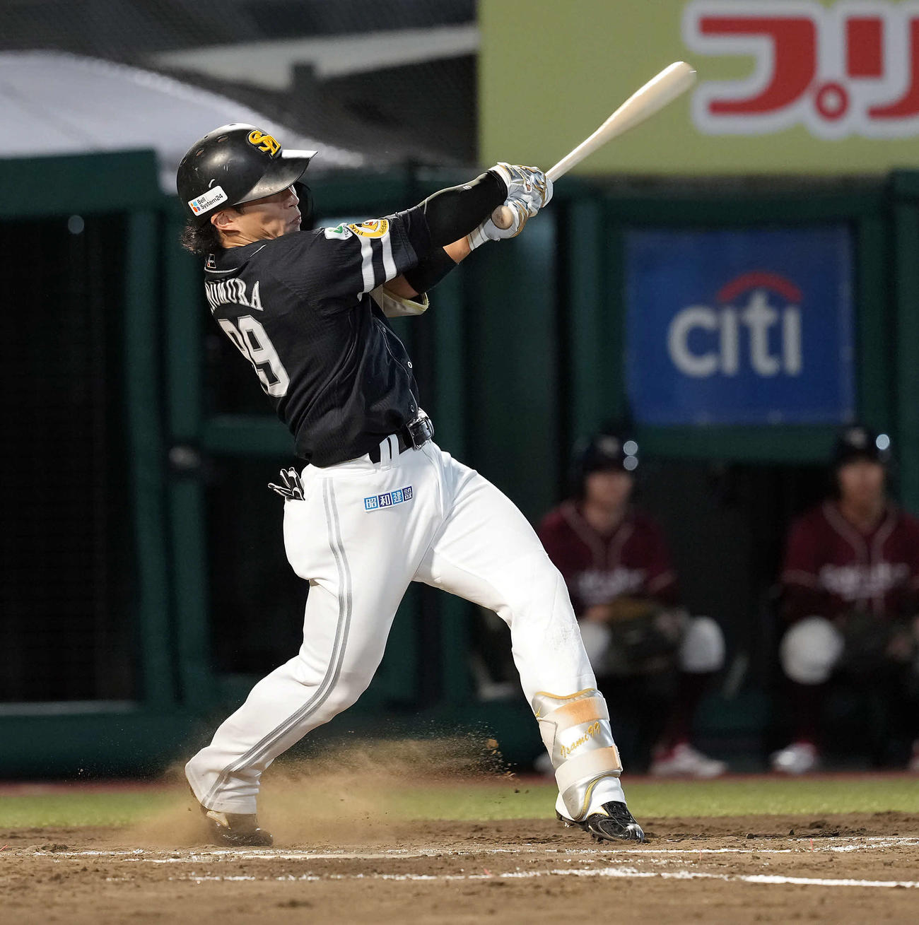 楽天対ソフトバンク　4回表ソフトバンク無死一塁、中前打を放つ野村（撮影・たえ見朱実）