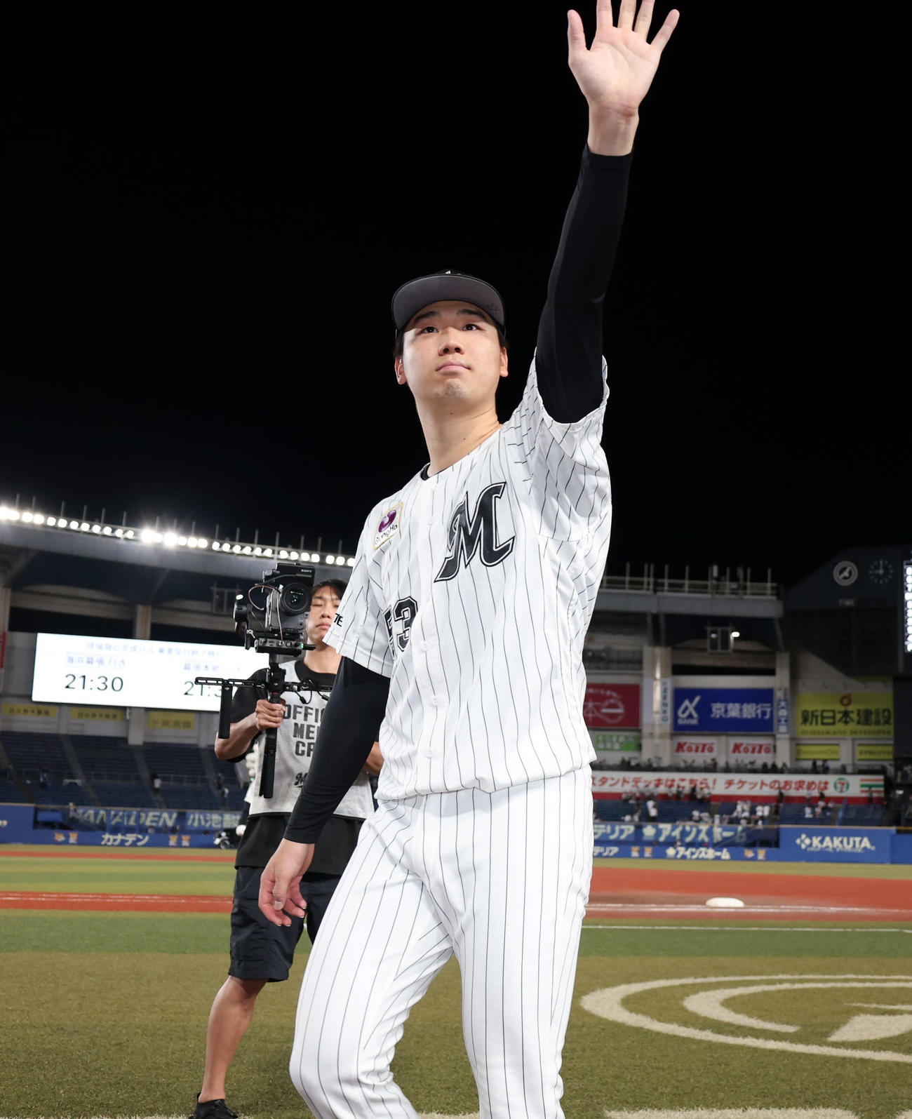 ロッテ対西武　ファンに手を振るロッテ木村（撮影・増田悦実）