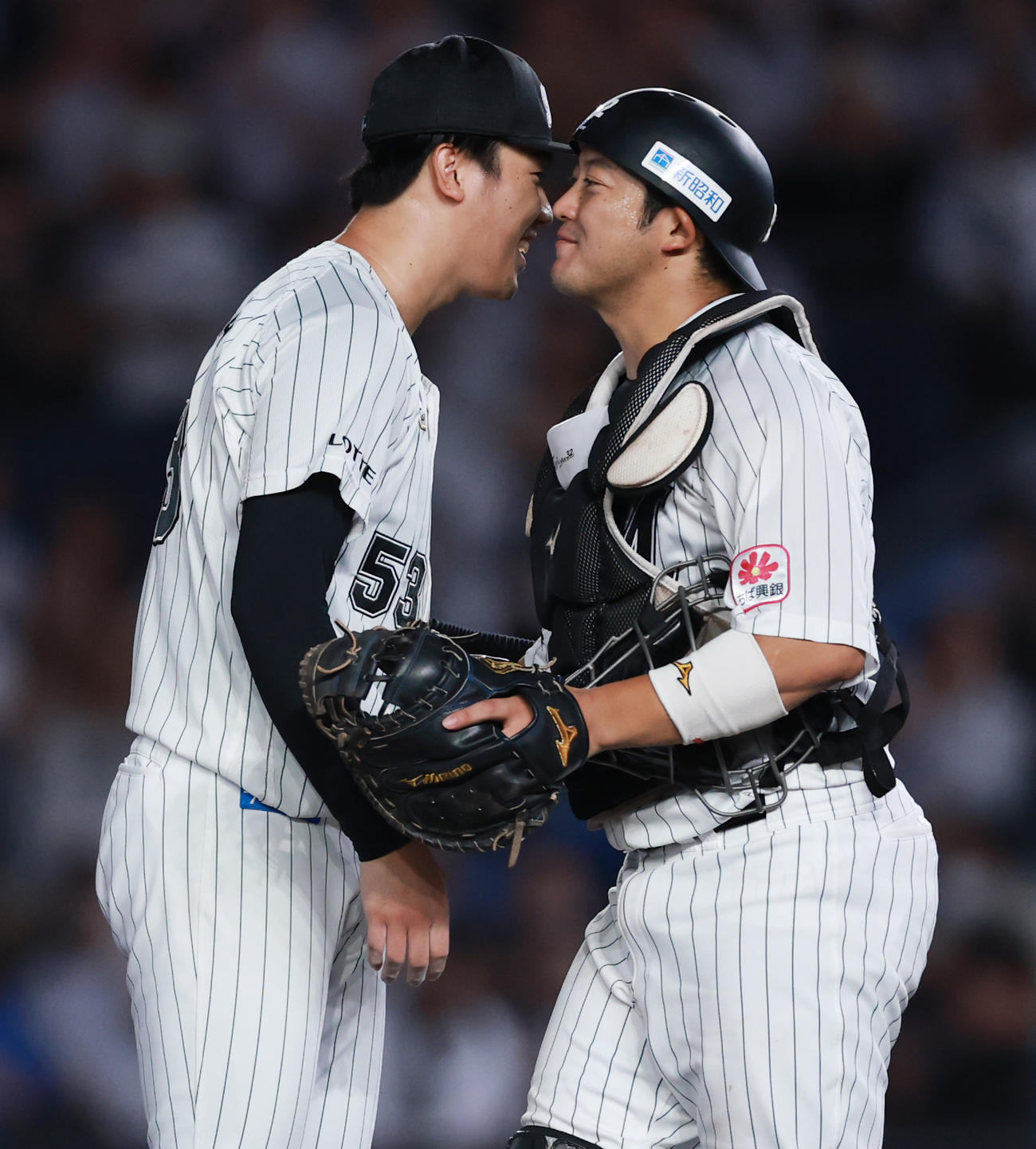 ロッテ対西武　プロ初完封勝利を挙げ佐藤（右）と喜ぶロッテ木村（撮影・野上伸悟）