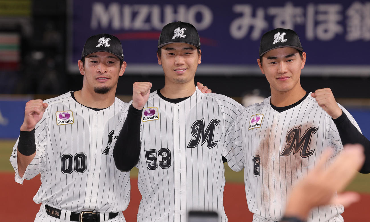 ロッテ対西武勝利し笑顔でガッツポーズの左からロッテ池田、木村、西川（撮影・野上伸悟）