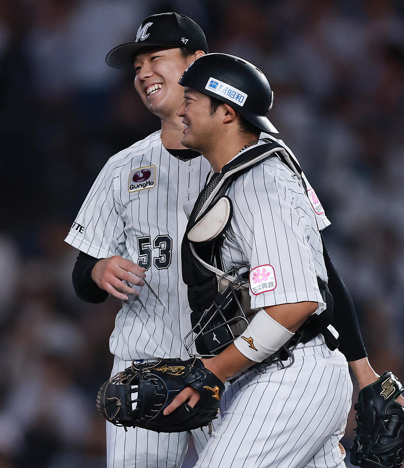 ロッテ対西武　プロ初完封勝利を挙げ佐藤（手前）と喜ぶロッテ木村（撮影・野上伸悟）