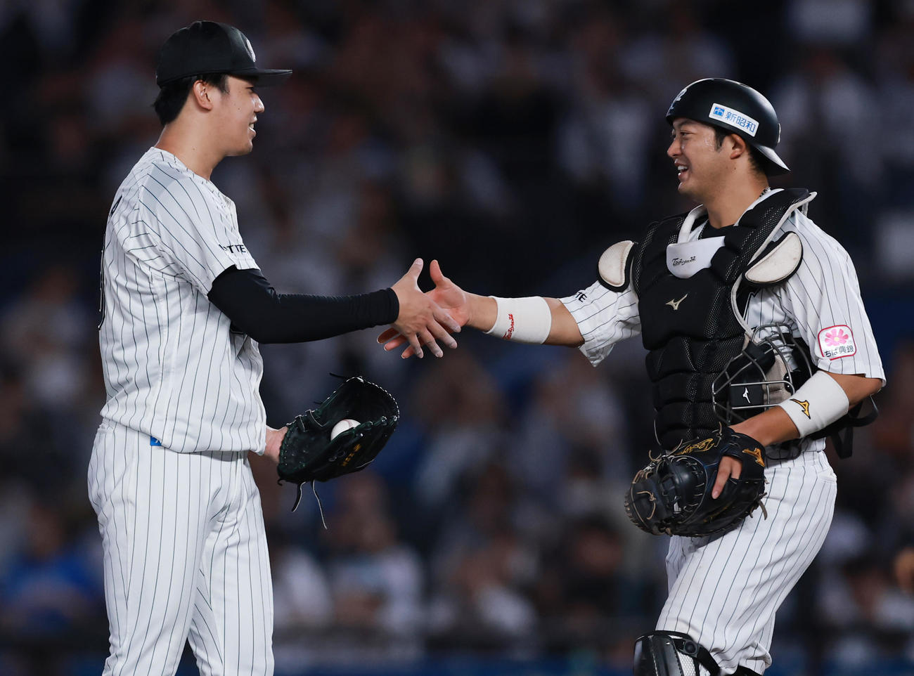 ロッテ対西武　プロ初完封勝利を挙げ佐藤（右）と喜ぶロッテ木村（撮影・野上伸悟）