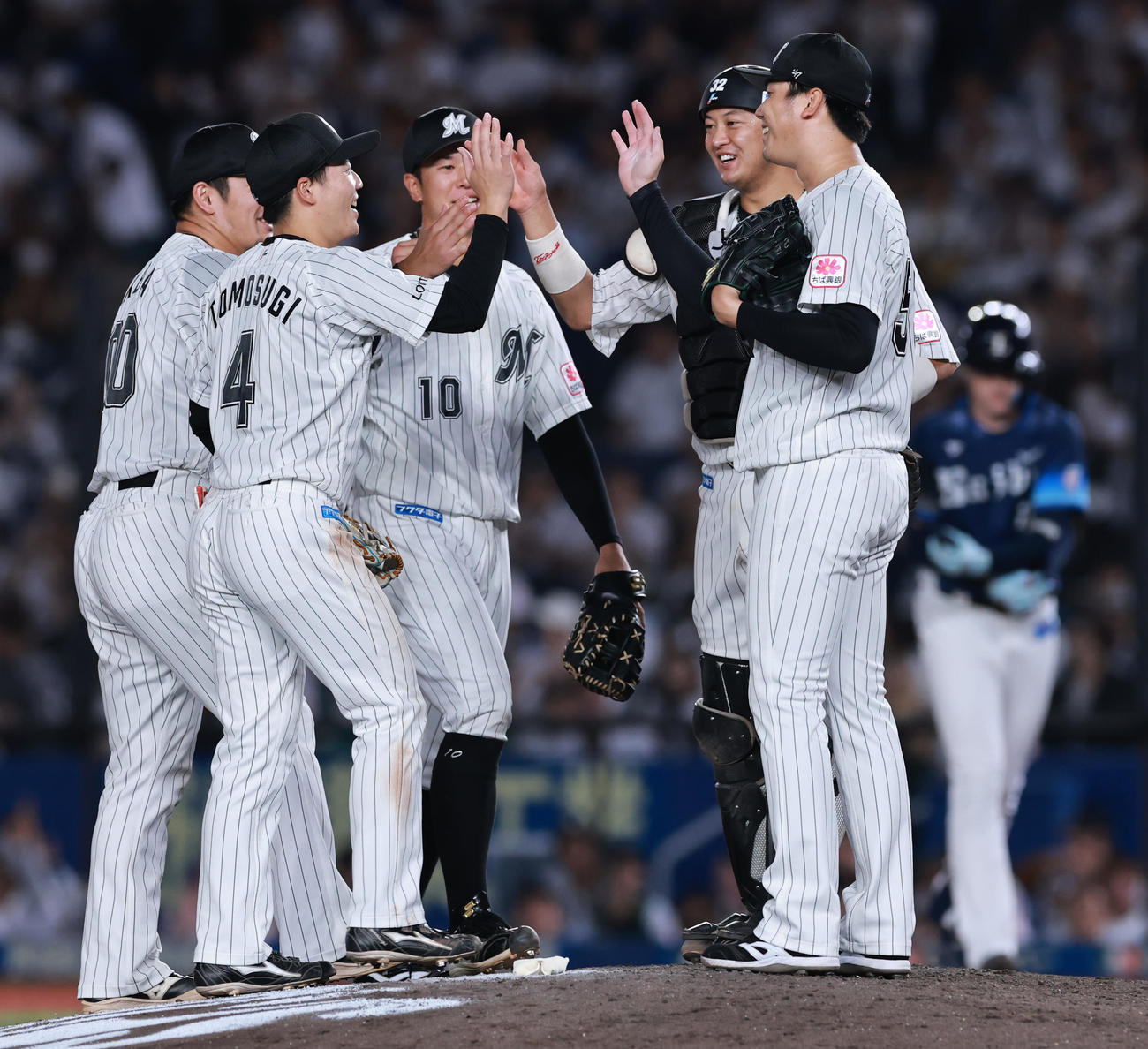 ロッテ対西武　プロ初完封勝利を仲間と喜ぶロッテ木村（右端）（撮影・野上伸悟）