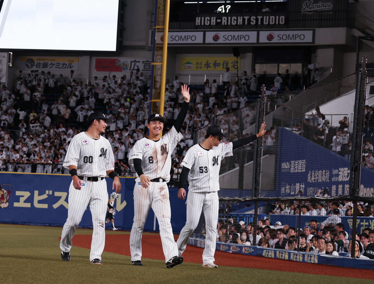 ロッテ対西武　勝利し笑顔でファンに手を振る左からロッテ池田、西川、木村（撮影・増田悦実）