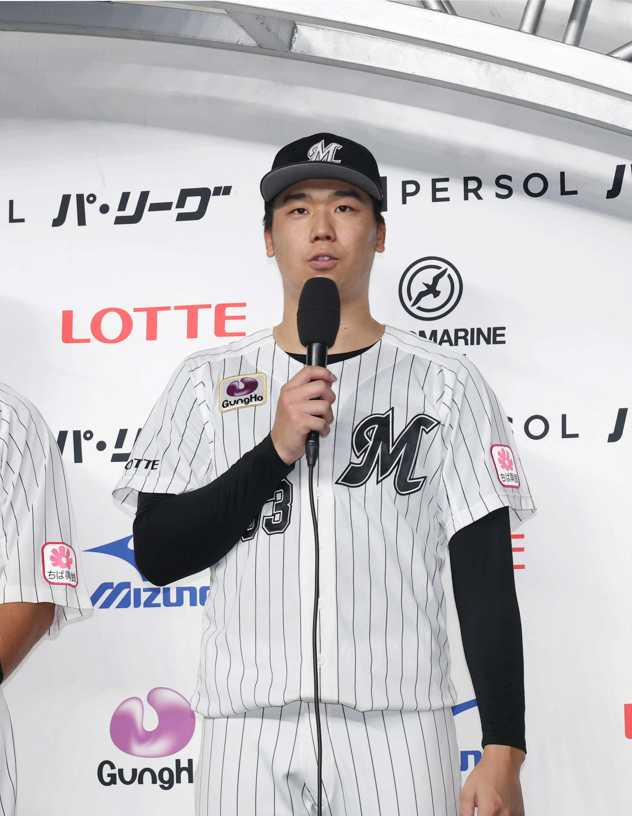 ロッテ対西武　お立ち台にたつロッテ木村（撮影・増田悦実）
