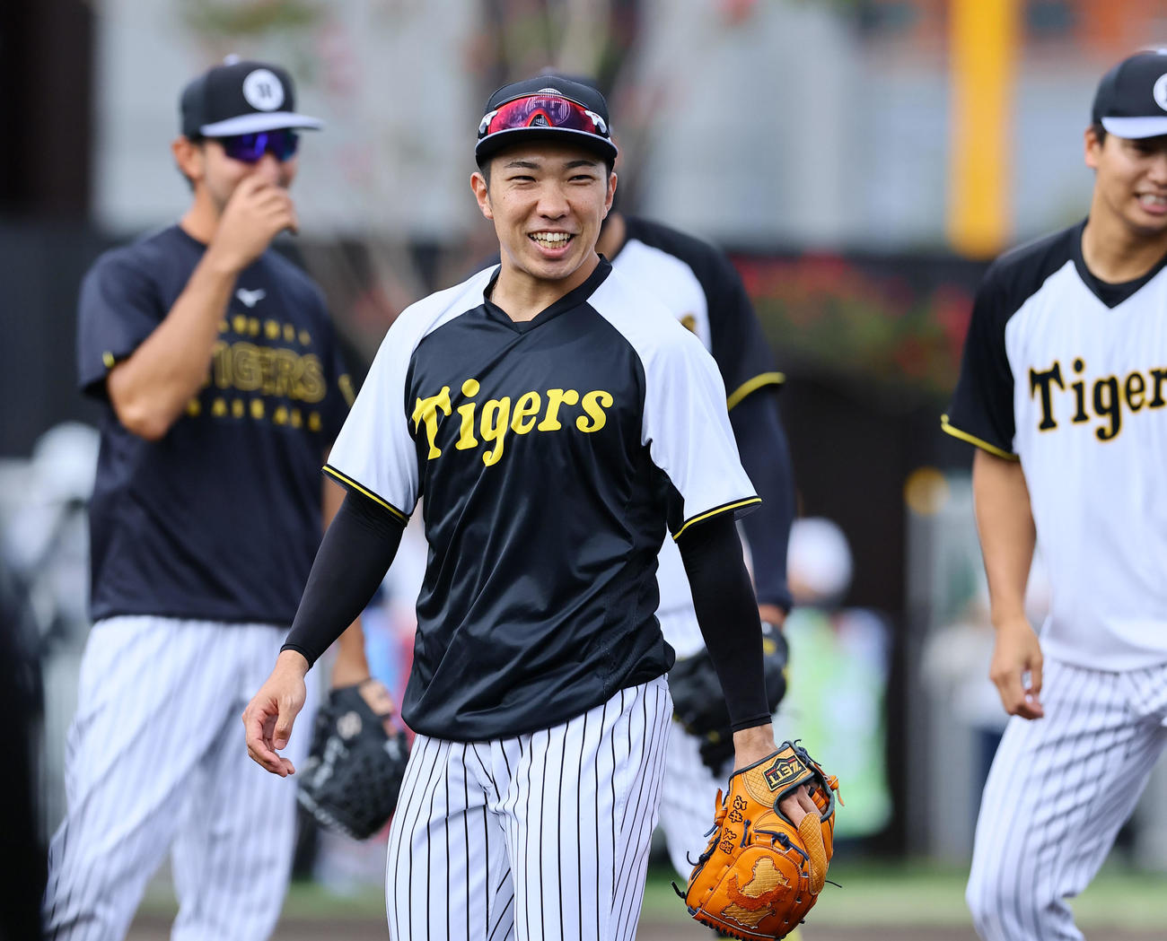 ウエスタン阪神対広島　ノックを受ける阪神石井（撮影・藤尾明華）