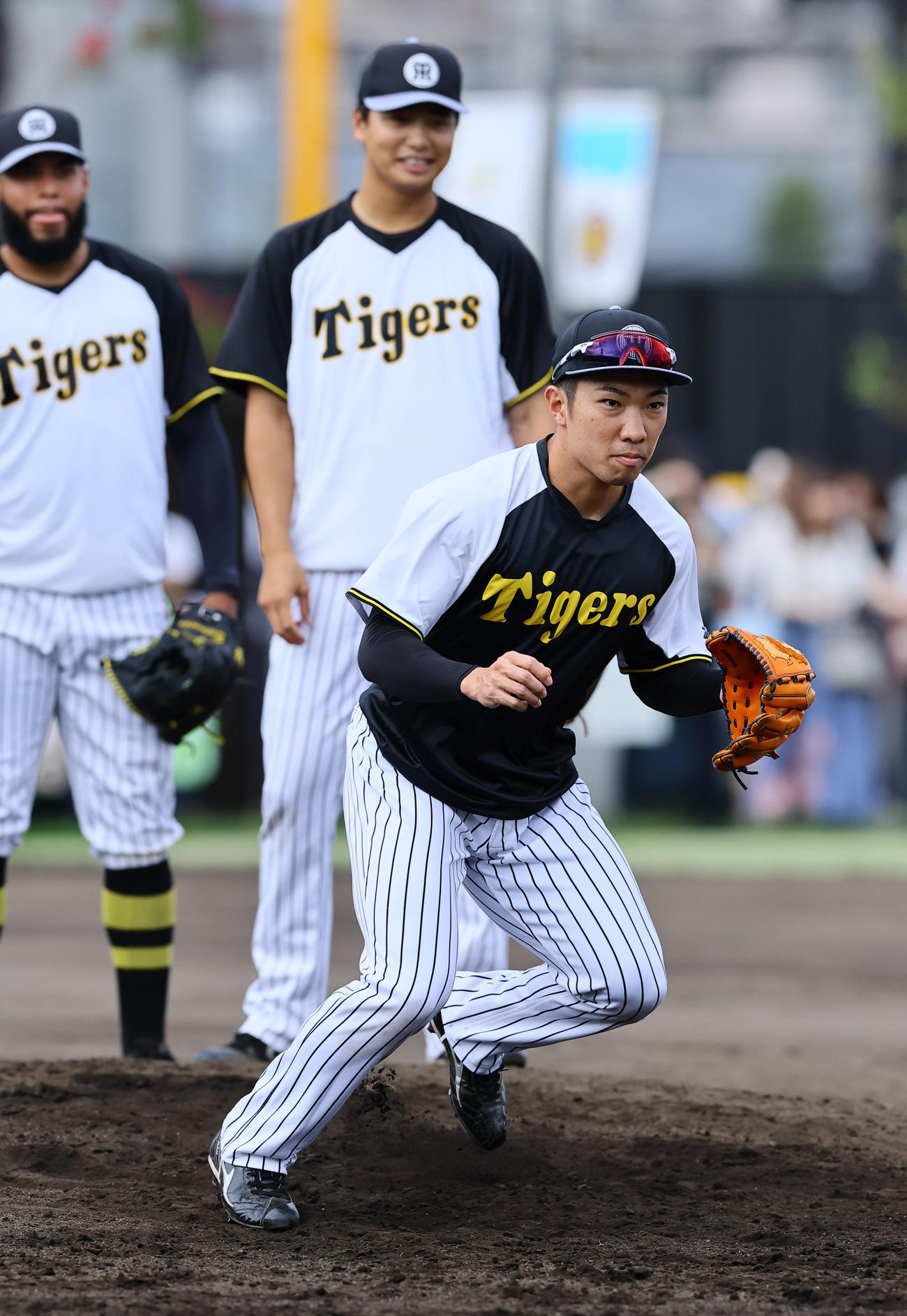 ウエスタン阪神対広島　ノックを受ける阪神石井（撮影・藤尾明華）