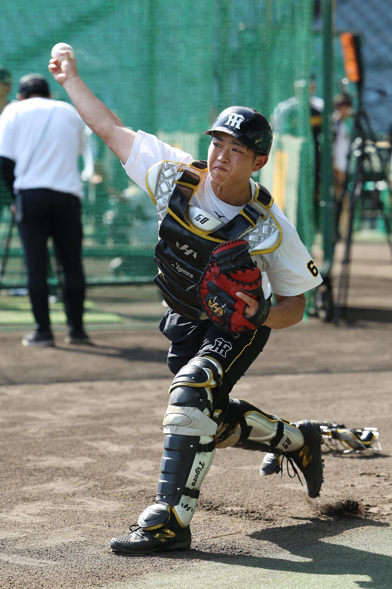 2025年9月19日、試合前練習に臨む阪神中川勇斗