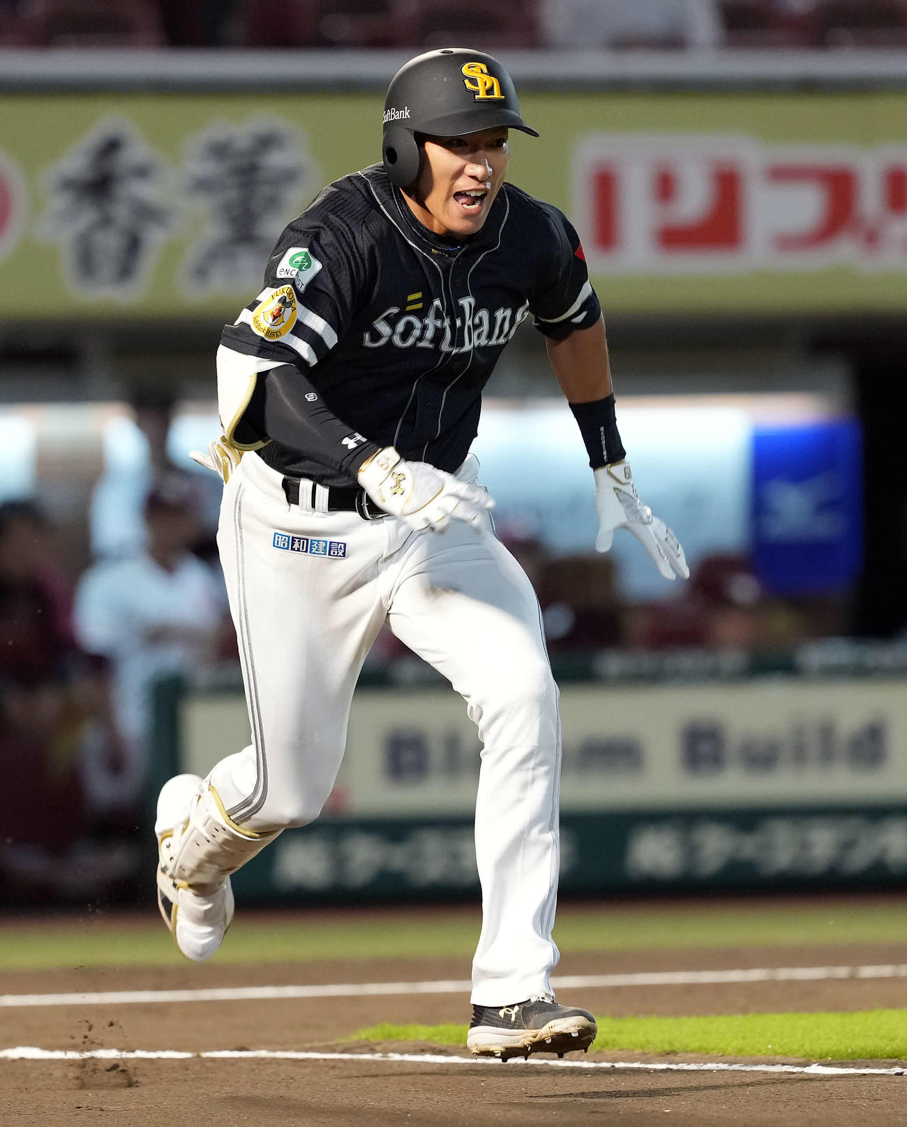 楽天対ソフトバンク　1回表ソフトバンク無死、右前二塁打を放ち笑顔を見せる柳田（撮影・たえ見朱実）