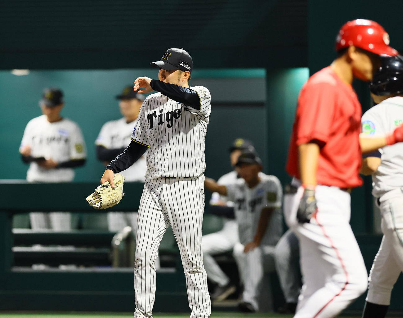 ウエスタン阪神対広島　1回表広島1死一、三塁、松山に三塁適時内野安打を許した西勇（撮影・藤尾明華）