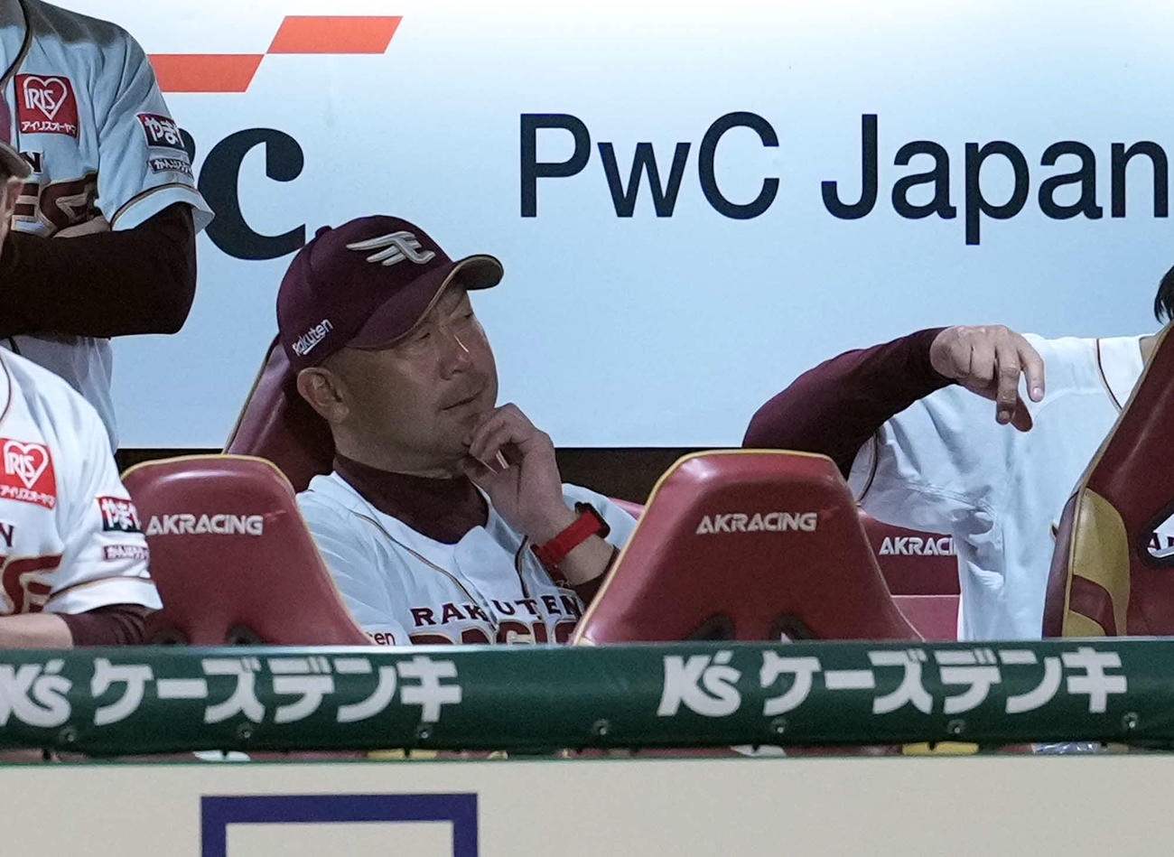 楽天対ソフトバンク　ベンチで厳しい表情の楽天三木監督（撮影・たえ見朱実）