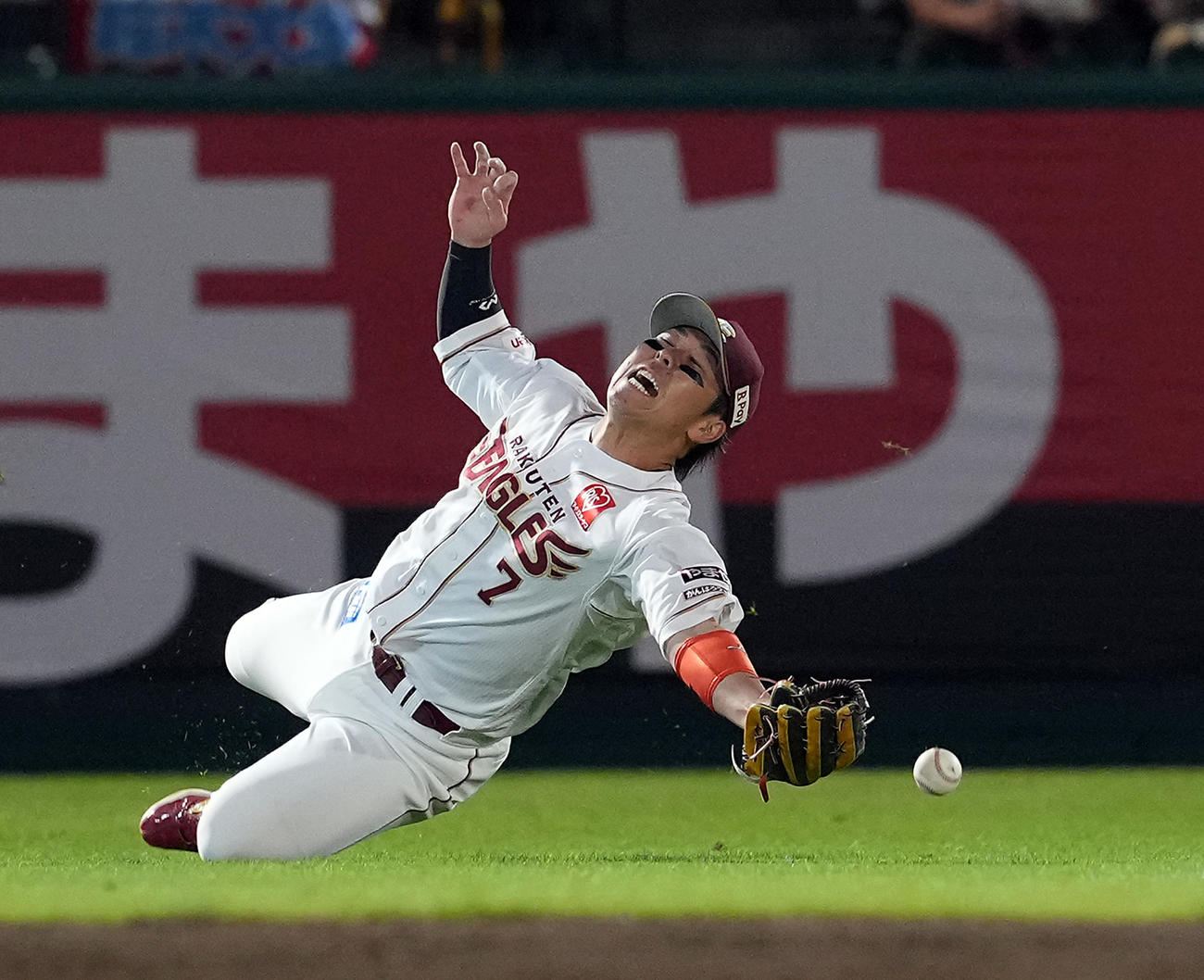 楽天対ソフトバンク　2回表ソフトバンク無死、野村の飛球に飛びつくも捕球出来ず二塁打とされる左翼手鈴木（撮影・たえ見朱実）