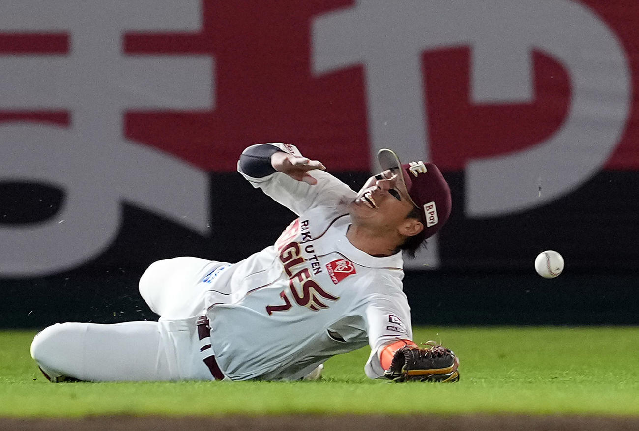 楽天対ソフトバンク　2回表ソフトバンク無死、野村の飛球に飛びつくも捕球出来ず二塁打とされる左翼手鈴木（撮影・たえ見朱実）