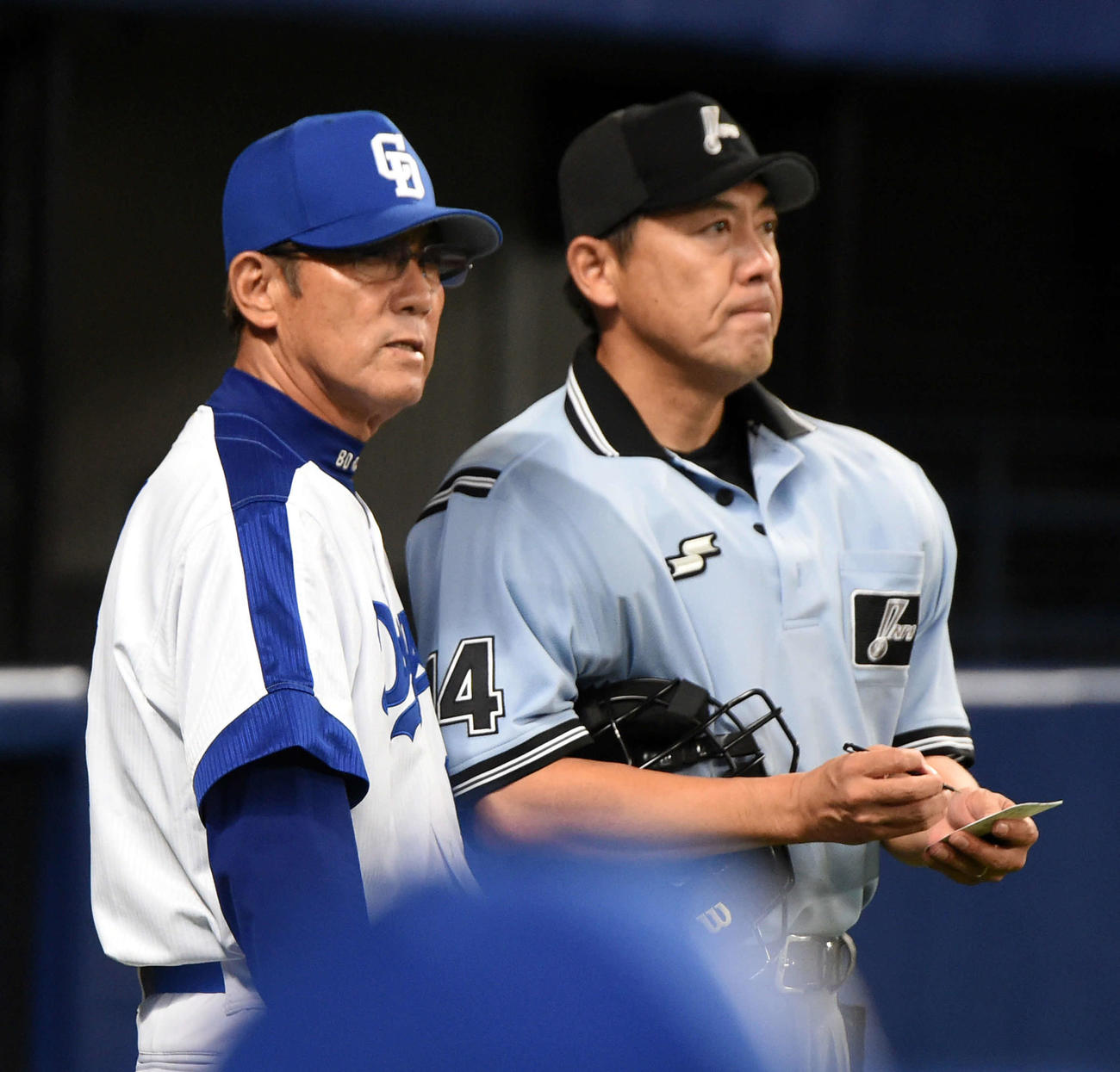 中日対広島　9回、交代を告げる森監督