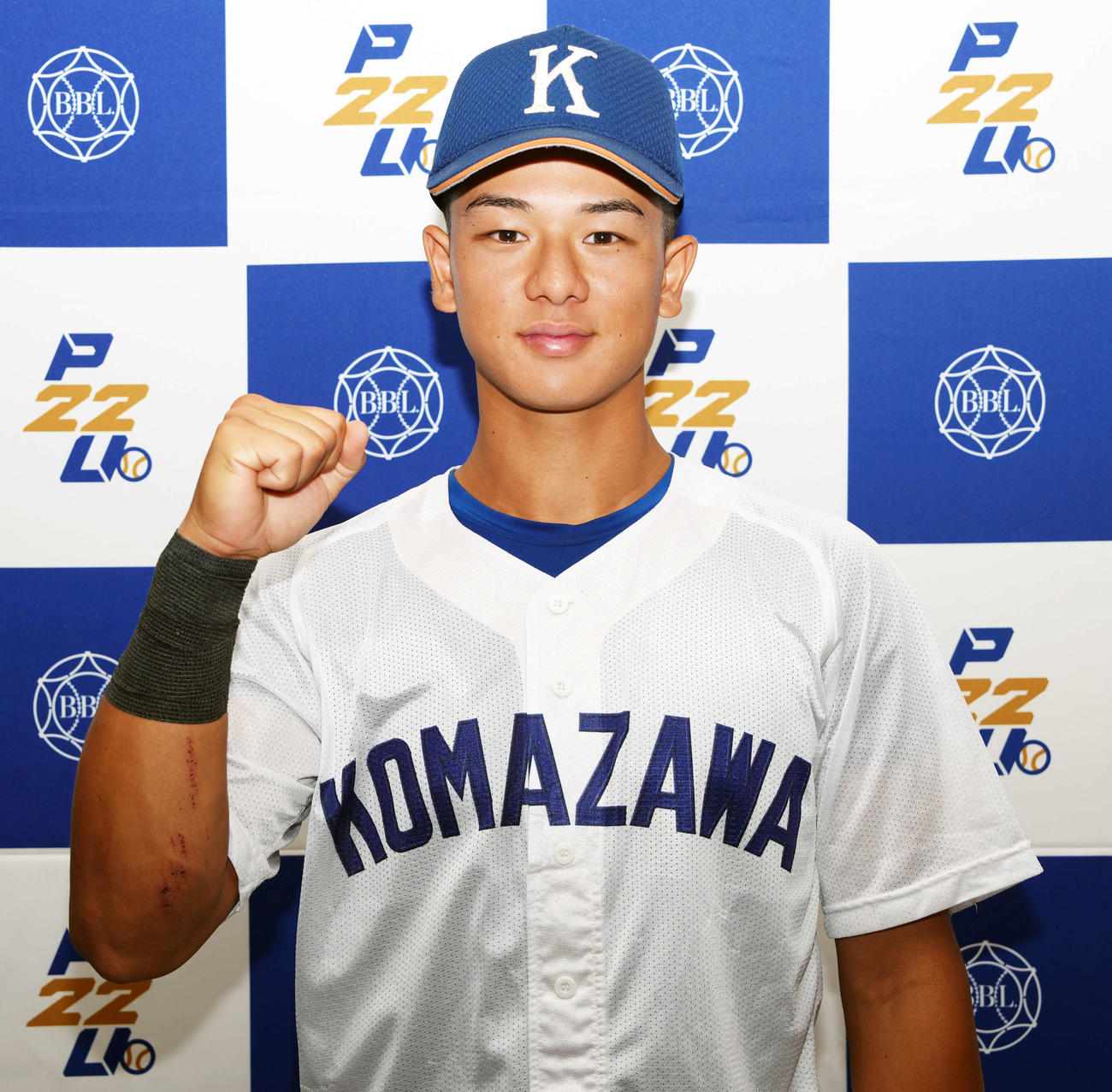 駒大対亜大　亜大に勝利し、会見でガッツポーズをする駒大・真辺（撮影・小島史椰）
