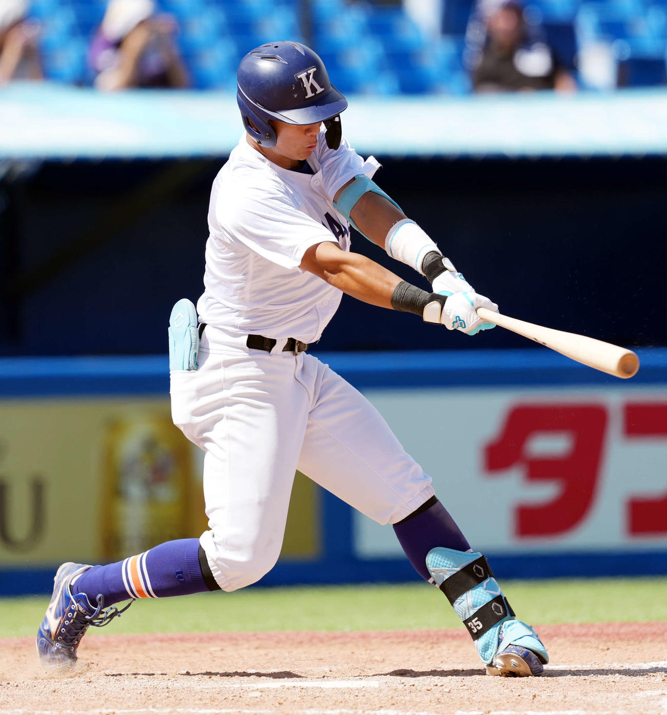 駒大対亜大　9回表駒大1死満塁、勝ち越しの適時打を放つ駒大・真辺（撮影・小島史椰）