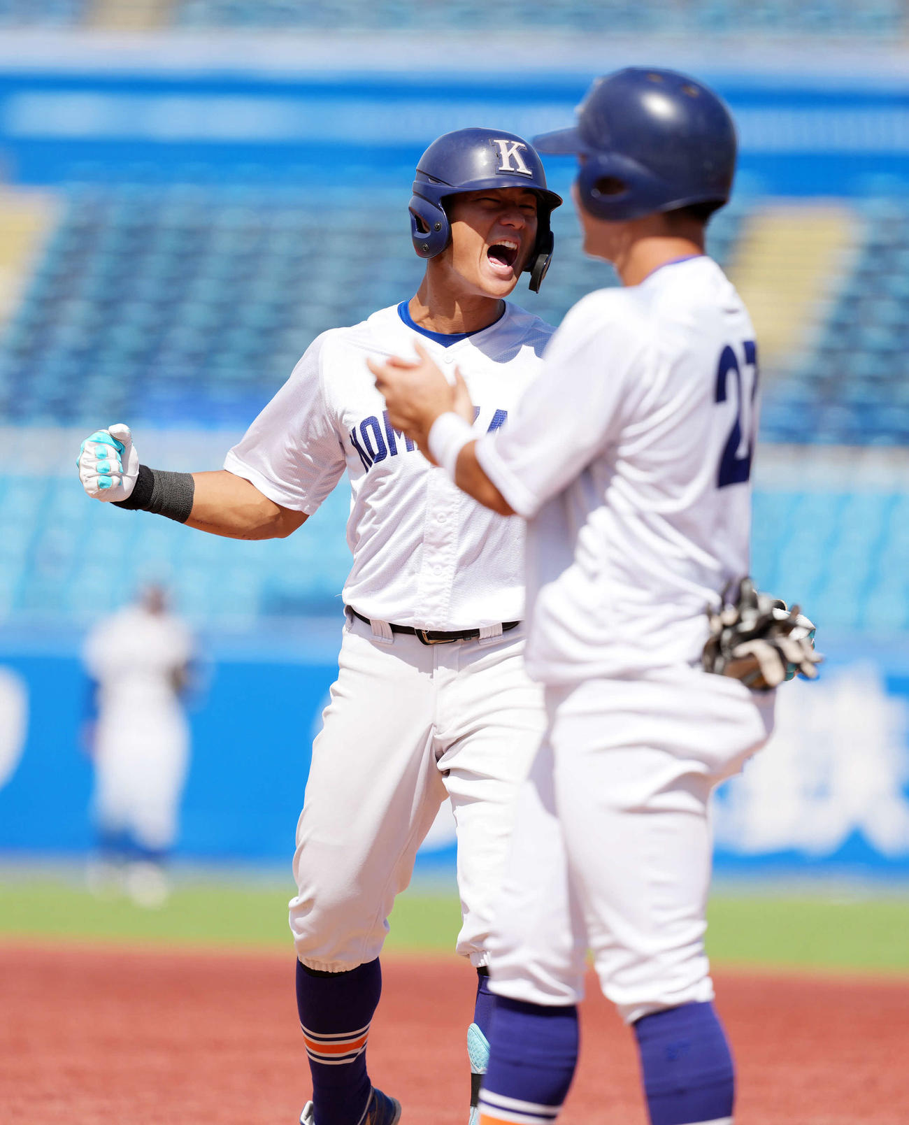 駒大対亜大　9回表駒大1死満塁、勝ち越しの適時打を放ち吠える駒大・真辺（左）（撮影・小島史椰）