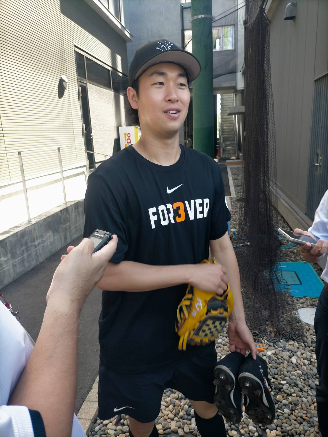 ジャイアンツ球場での調整を終えて取材に応じた山崎