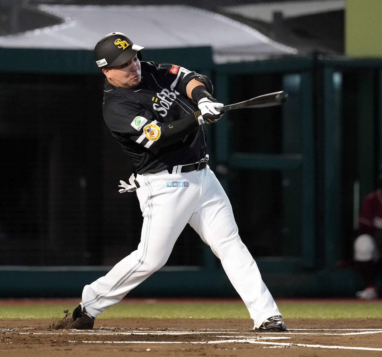 楽天対ソフトバンク　1回表ソフトバンク2死一塁、中前打を放つ山川（撮影・たえ見朱実）