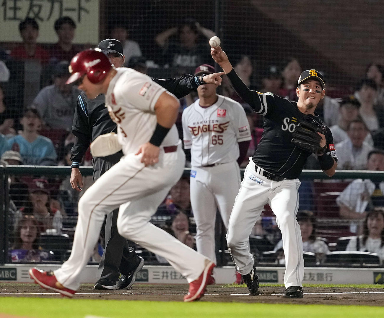 楽天対ソフトバンク　1回裏楽天2死満塁、フランコの打球を捕球し一塁へ送球する三塁手栗原（撮影・たえ見朱実）