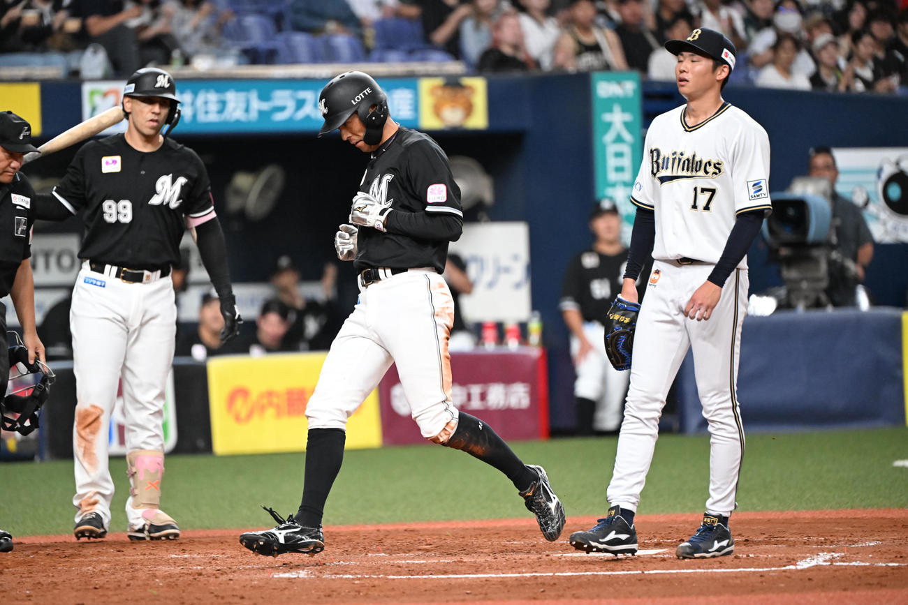 オリックス対ロッテ　3回表ロッテ1死三塁、打者ソトの時、暴投で三塁走者岡の生還を許す曽谷（右）（撮影・和賀正仁）