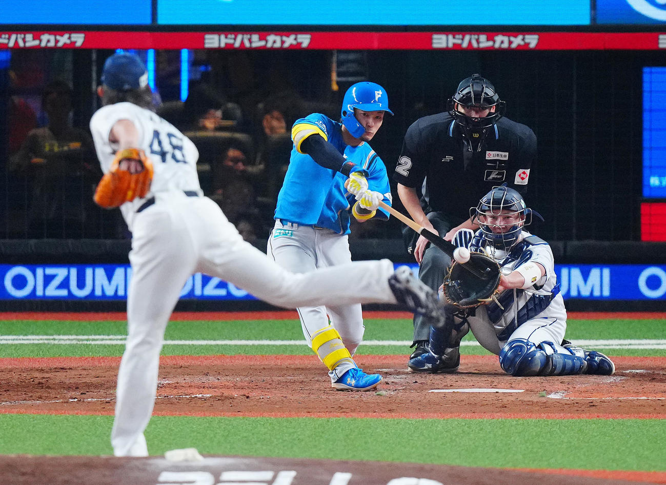 西武対日本ハム　5回表日本ハム無死、右中間にソロ本塁打を放つ水野。投手今井（撮影・垰建太）