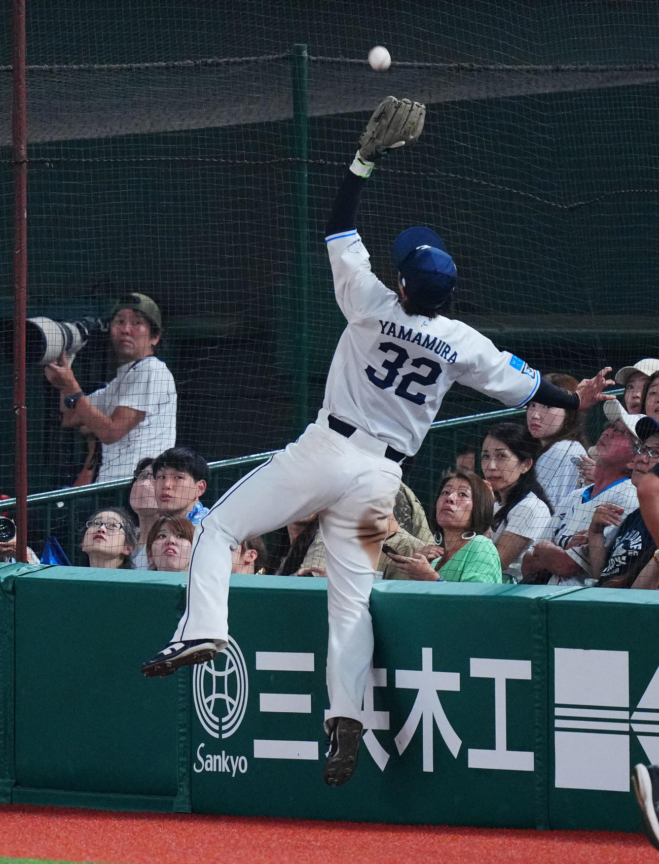 西武対日本ハム　7回表日本ハム無死、石井の打球を防球ネットにもたれながら好捕する山村（撮影・垰建太）