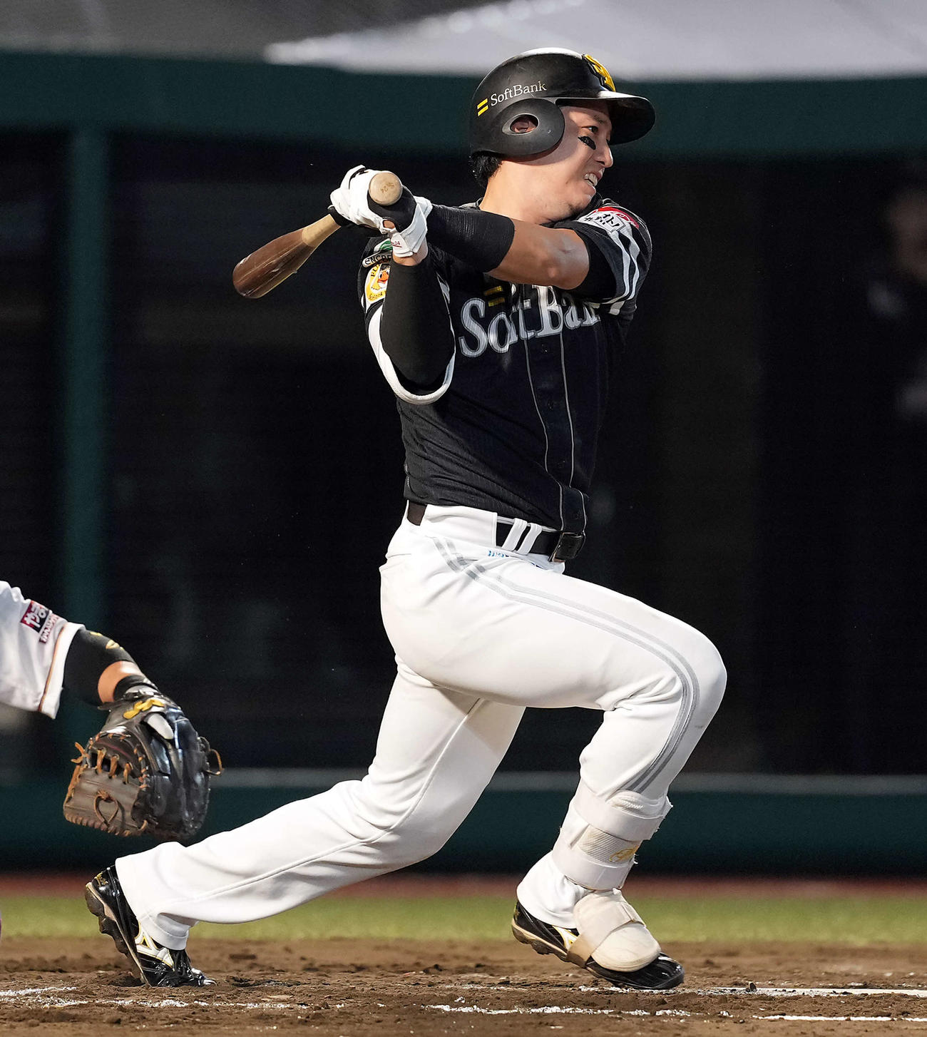 楽天対ソフトバンク　7回表ソフトバンク1死満塁、中前に2点適時打を放つ栗原（撮影・たえ見朱実）