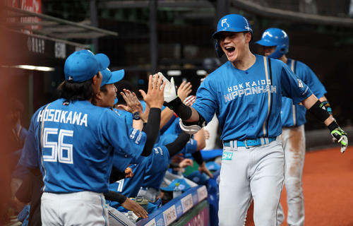 西武対日本ハム　2回表日本ハム無死一塁、先制2点本塁打を放った清宮幸（右）は笑顔でナインとハイタッチ（撮影・浅見桂子）