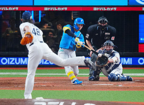西武対日本ハム　5回表日本ハム無死、右中間にソロ本塁打を放つ水野。投手今井（撮影・垰建太）