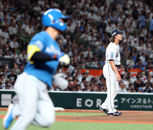 西武対日本ハム　5回表日本ハム無死、水野（手前）にソロ本塁打を許した今井（撮影・浅見桂子）