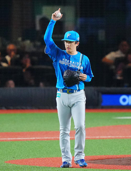 西武対日本ハム　5回裏西武無死、セデーニョを右飛に仕留めナインにジェスチャーを送る北山（撮影・垰建太）