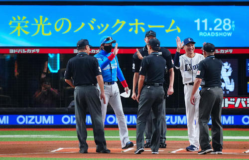 西武対日本ハム　試合前、メンバー表交換を行う日本ハム新庄監督（中央左）と西武西口監督（同右）（撮影・垰建太）