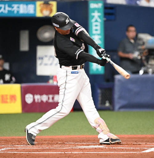 オリックス対ロッテ　1回表ロッテ無死満塁、左越え3点適時二塁打を放つソト（撮影・和賀正仁）