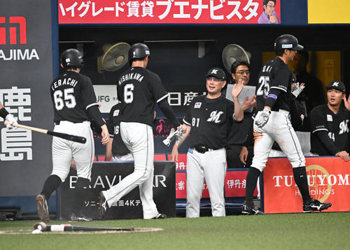 オリックス対ロッテ　1回表ロッテ無死満塁、ソトの適時打で生還した西川らを迎える吉井監督（撮影・和賀正仁）