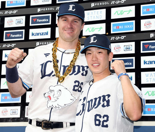 西武対日本ハム　ヒーローインタビューで笑顔でガッツポーズする西武ネビン（左）と滝沢（撮影・浅見桂子）