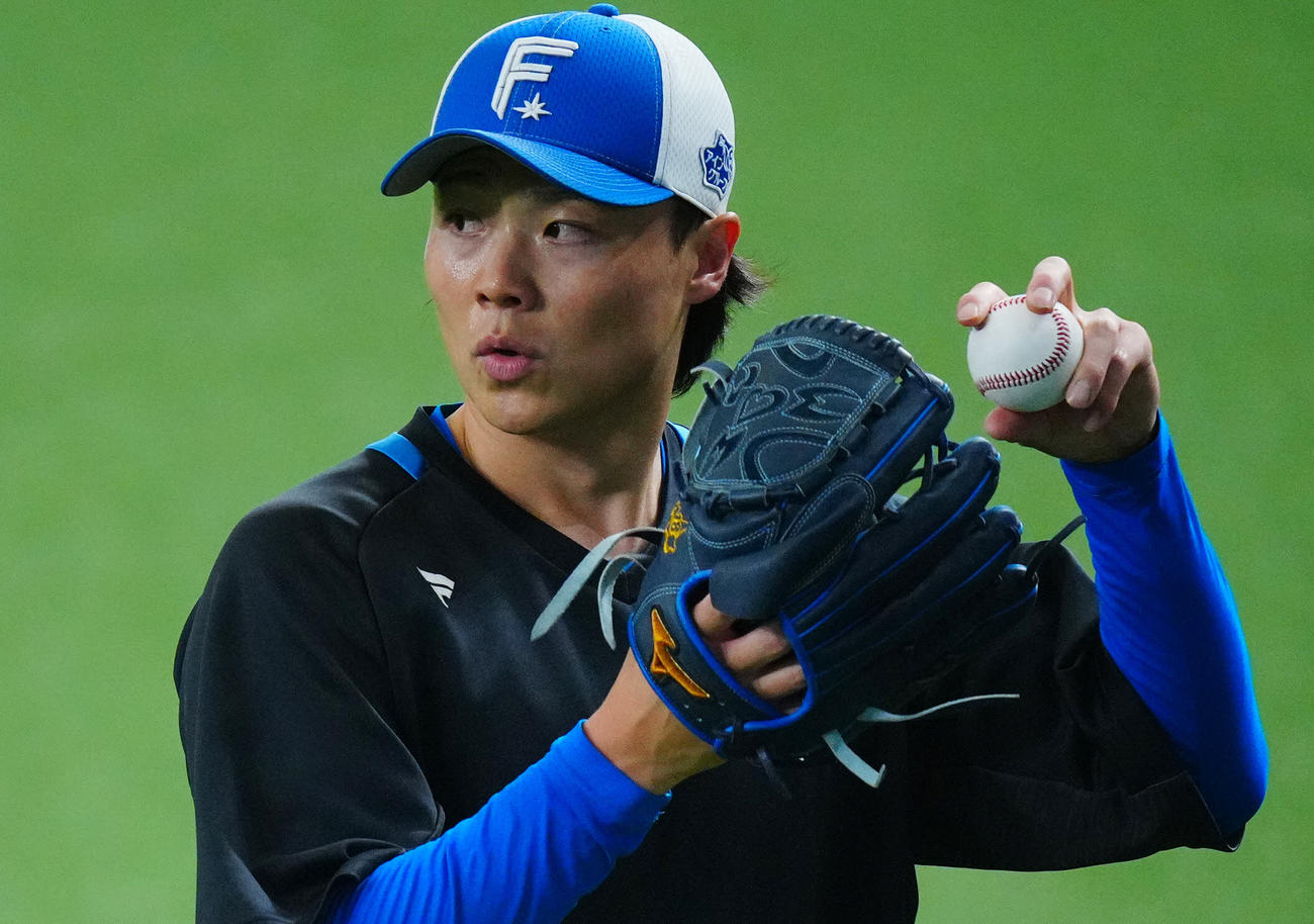 西武対日本ハム　試合前、投球練習に臨む日本ハム山崎（撮影・垰建太）