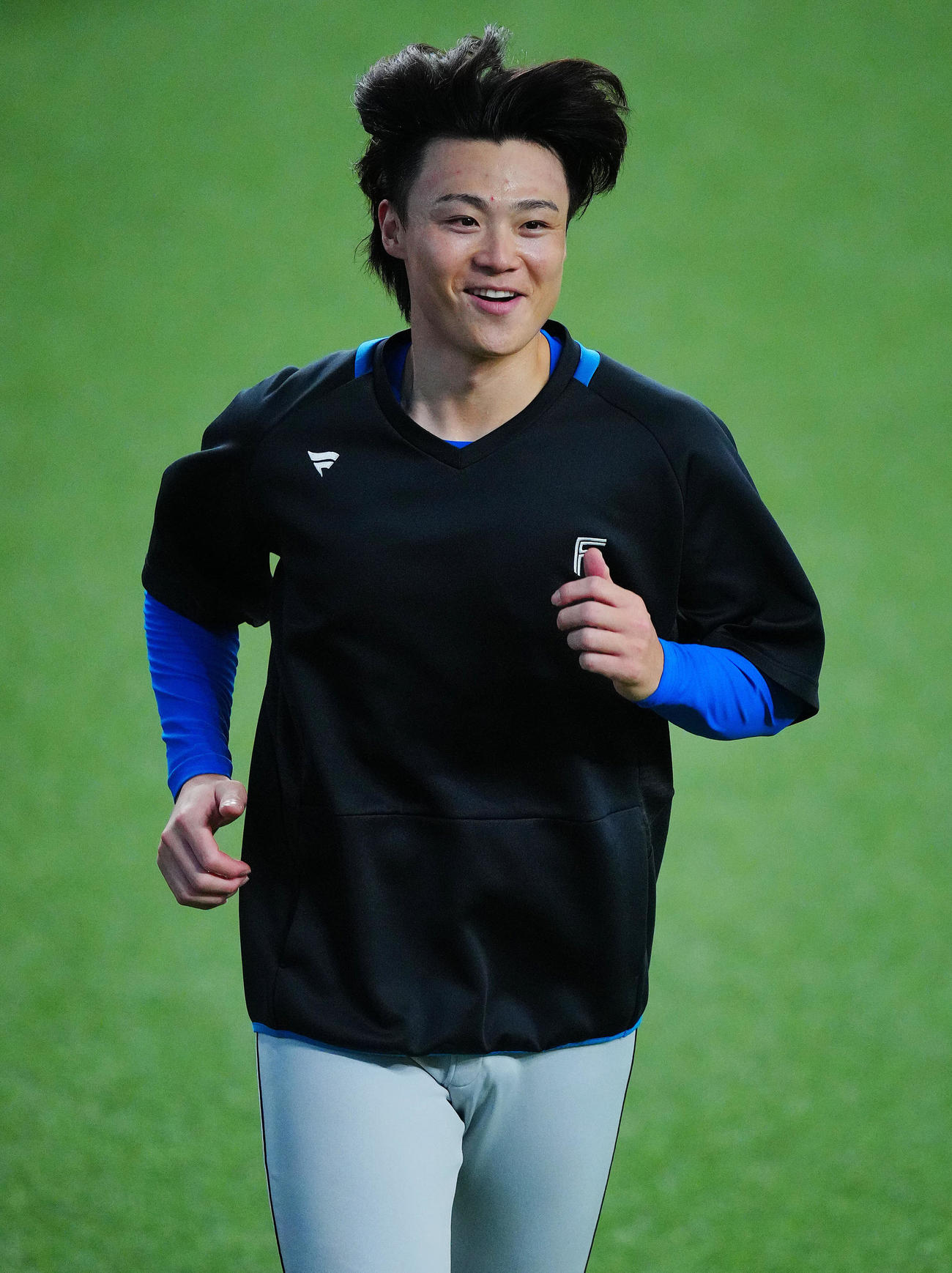 西武対日本ハム　試合前、笑顔を見せながら練習に臨む日本ハム山崎（撮影・垰建太）