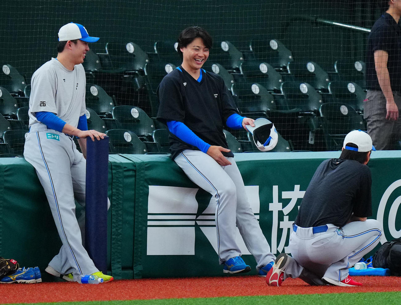 西武対日本ハム　試合前、笑顔を見せる日本ハム山崎（中央）（撮影・垰建太）