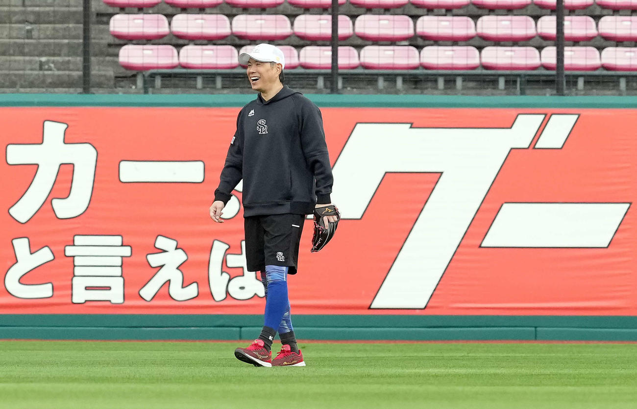 楽天対ソフトバンク　笑顔を見せるソフトバンク小久保監督（撮影・たえ見朱実）