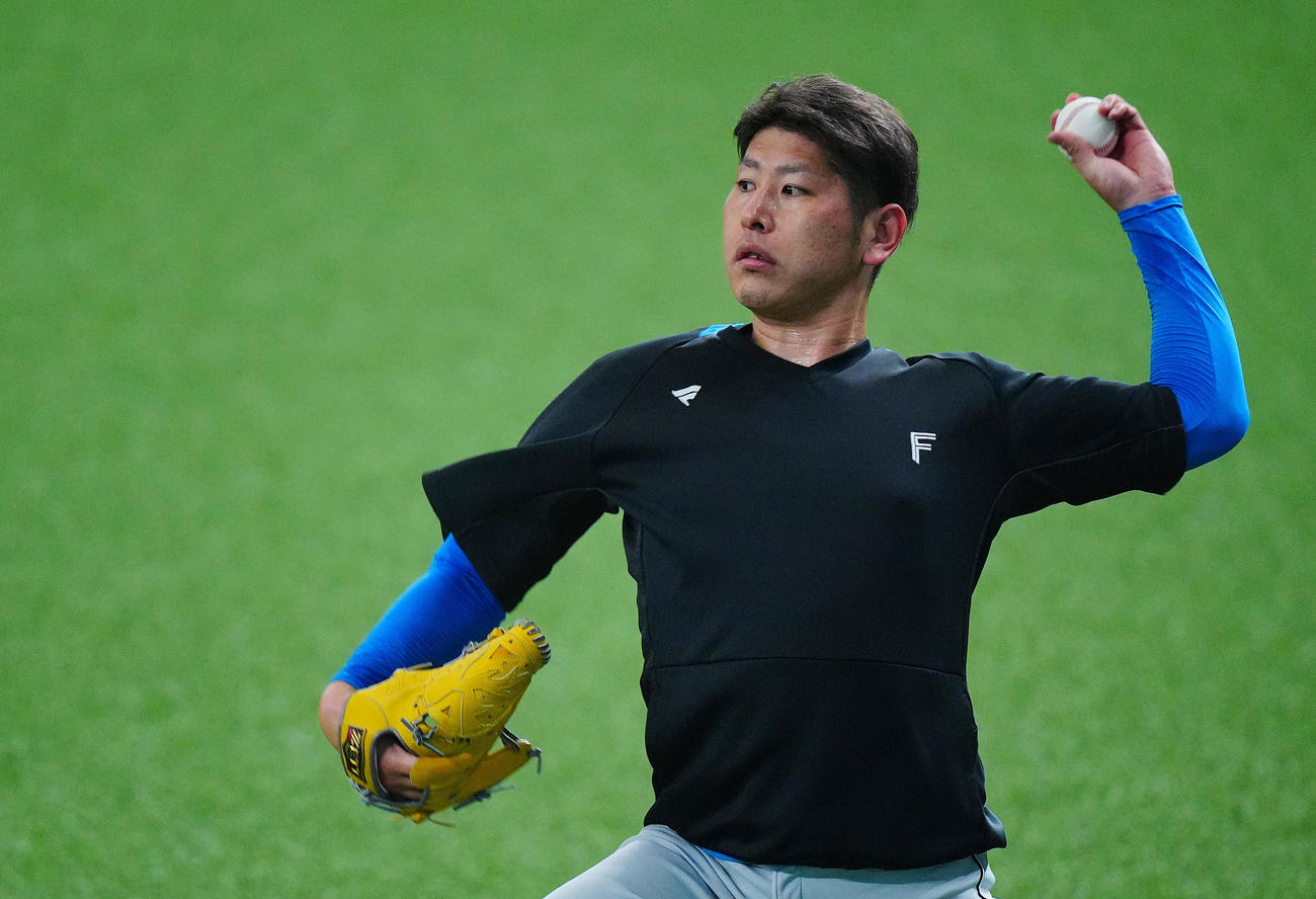 西武対日本ハム　試合前練習に臨む日本ハム加藤貴（中央）（撮影・垰建太）