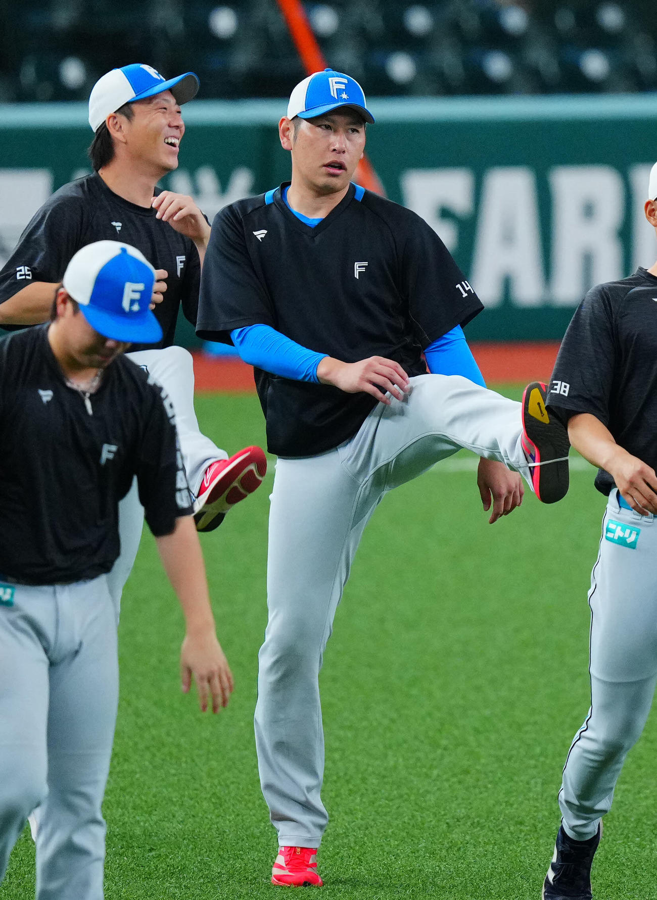 西武対日本ハム　試合前練習に臨む日本ハム加藤貴（中央）（撮影・垰建太）