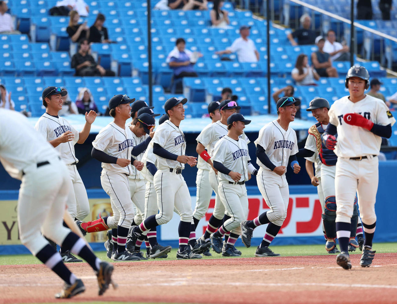 国学院大対東洋大　勝利し笑顔でマウンドに集まる国学院大ナイン（撮影・増田悦実）