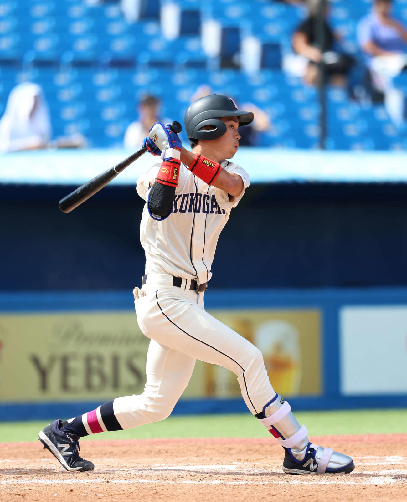 東都大学リーグ　国学院大対東洋大　2回表国学院大無死、内野安打を放つ中西（撮影・増田悦実）