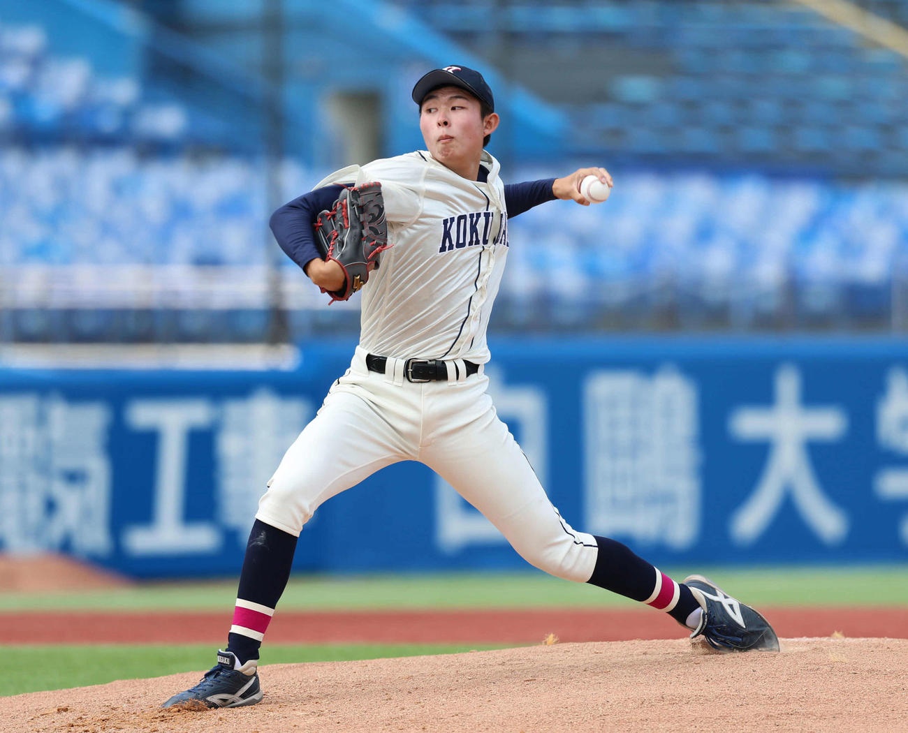 国学院大対東洋大　先発し力投する国学院大・中井（撮影・増田悦実）