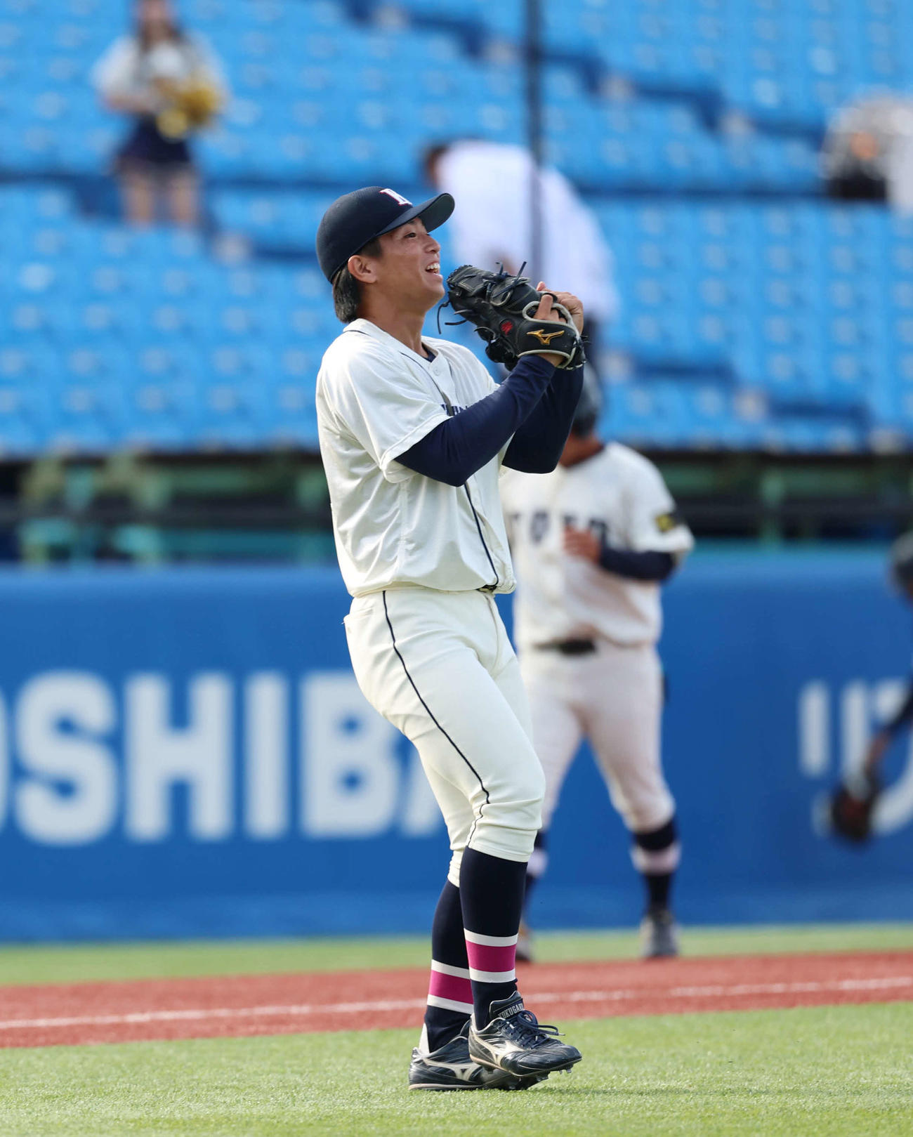東都大学リーグ　国学院大対東洋大　勝利し笑顔を見せる国学院大・當山（撮影・増田悦実）
